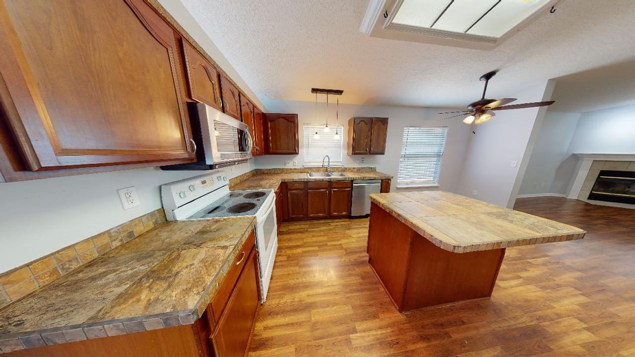 12107 Livery Dr - Photo 6 of 34