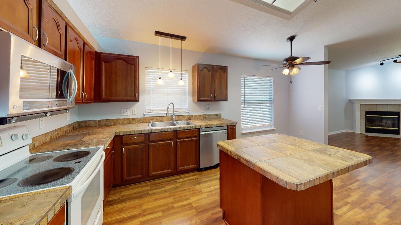 12107 Livery Dr - Photo 7 of 34