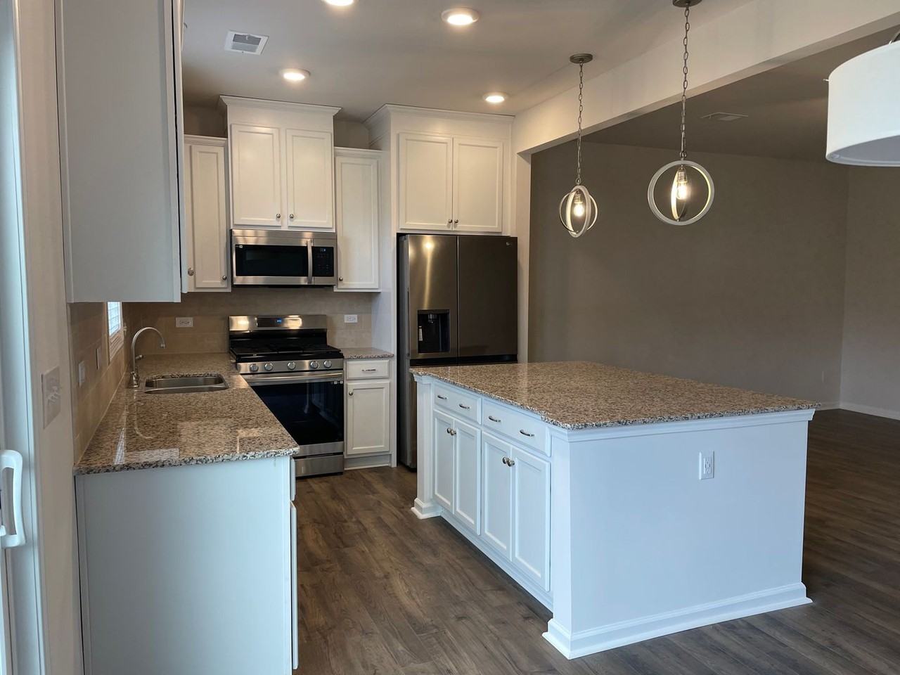 3748 Yorkshire Pl - Photo 3 of 36