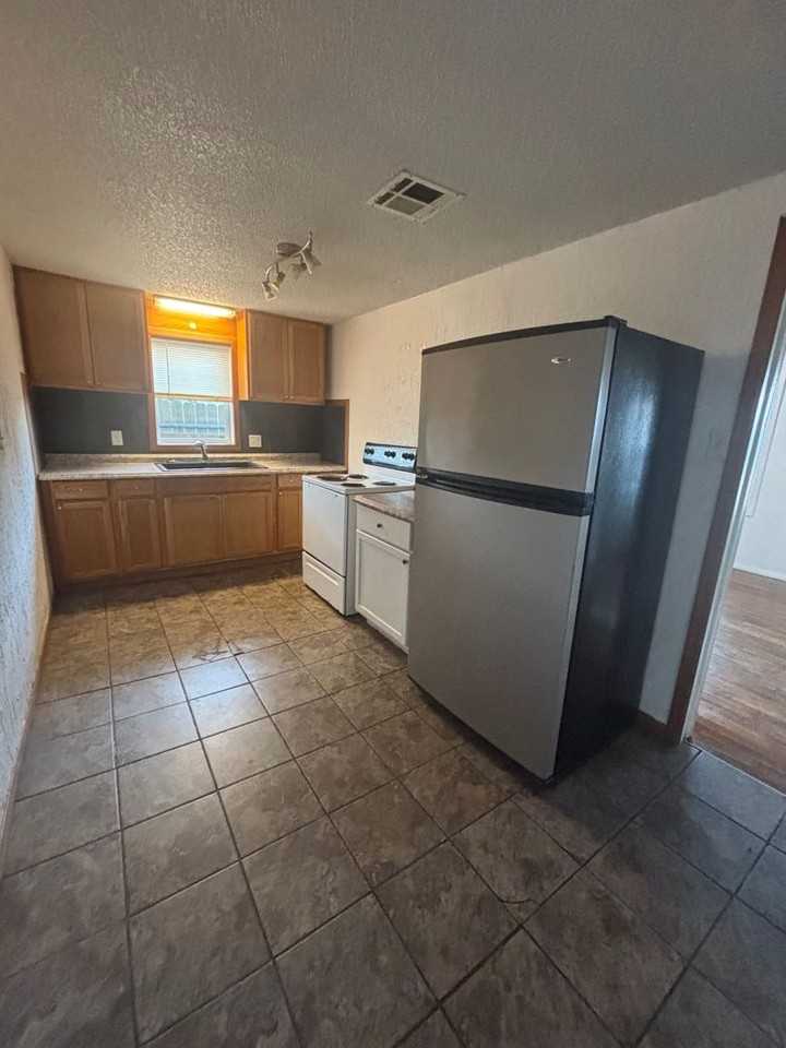 812 4th St - Photo 3 of 8