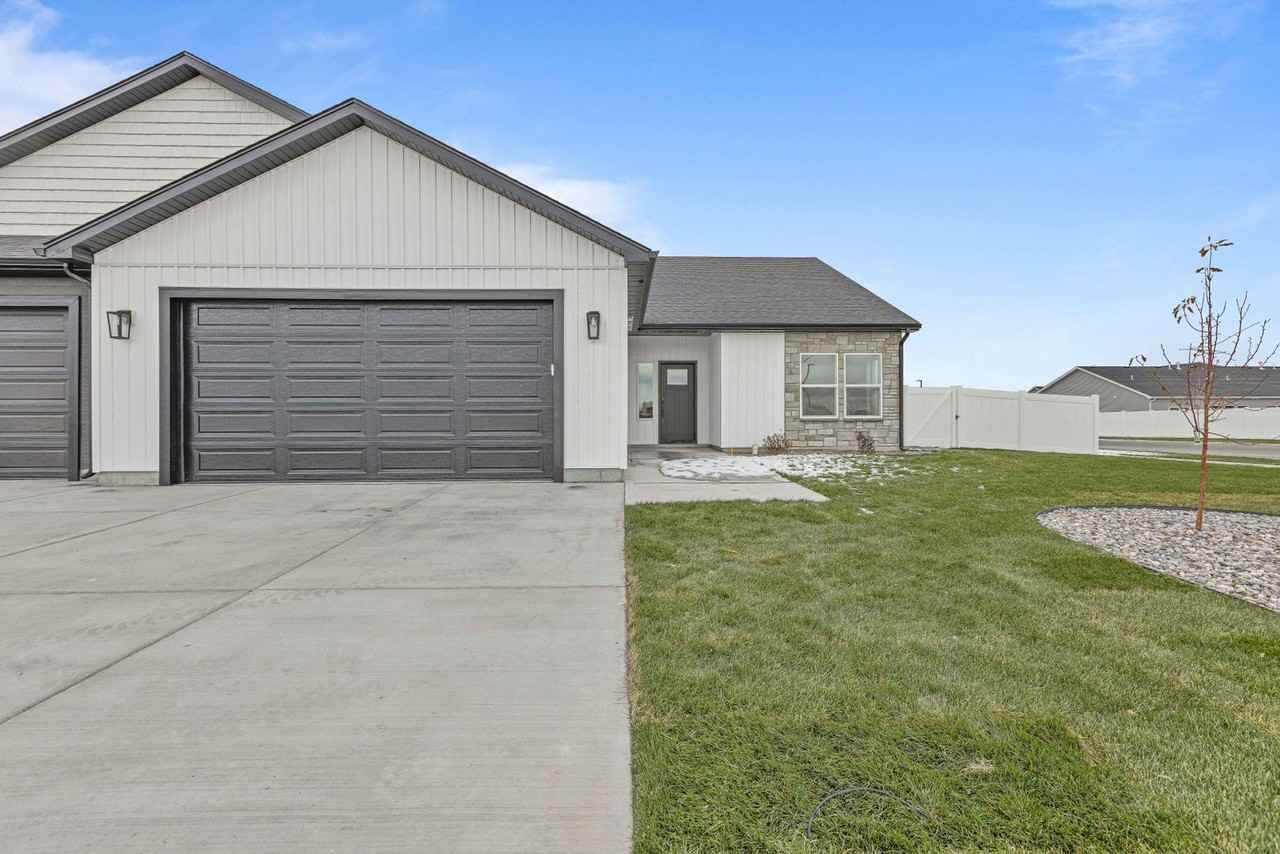 591 S Idaho Ave - Photo 3 of 29