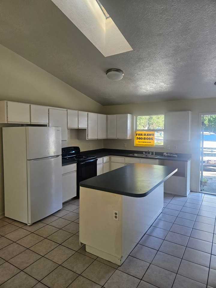 712 26th Ave E - Photo 3 of 7