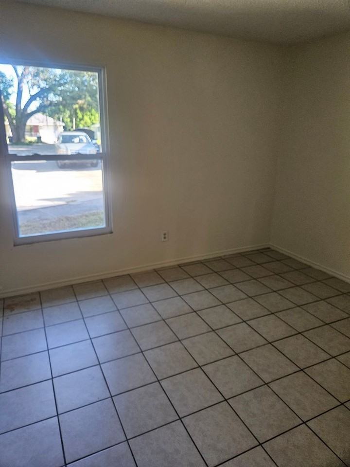 712 26th Ave E - Photo 4 of 7