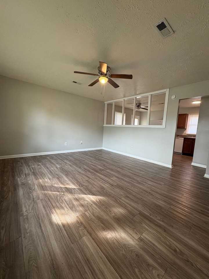 1352 Hudson Dr - Photo 2 of 9