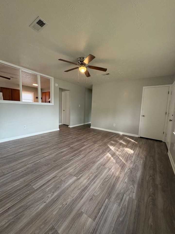 1352 Hudson Dr - Photo 3 of 9