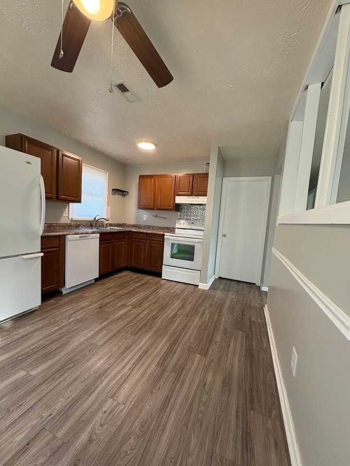 1352 Hudson Dr - Photo 4 of 9