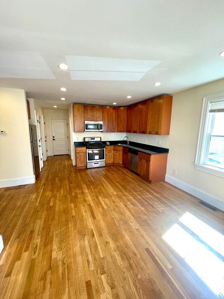 82 Linden St - Photo 2 of 11