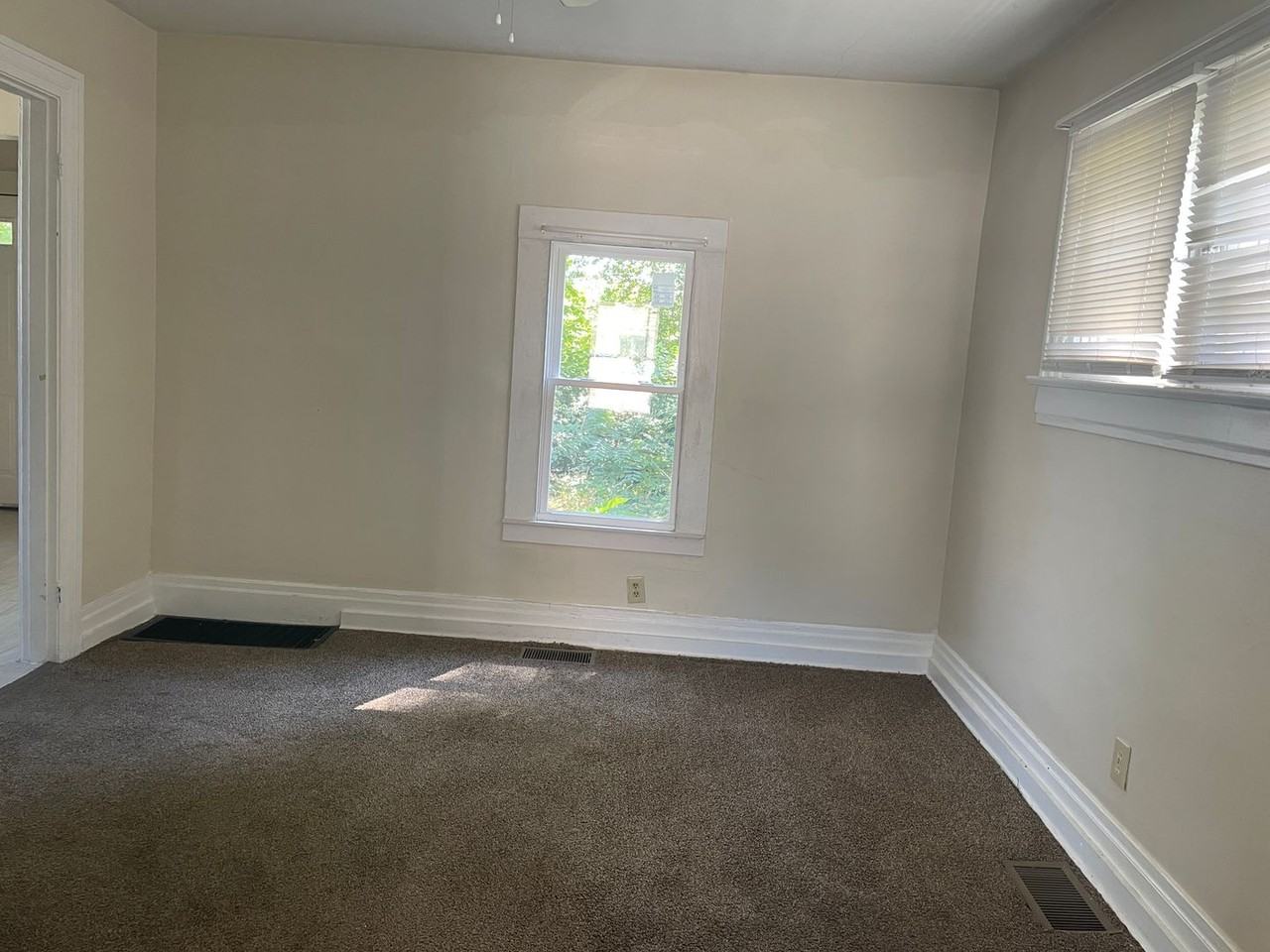 2332 Lakeview Avenue - Photo 4 of 11