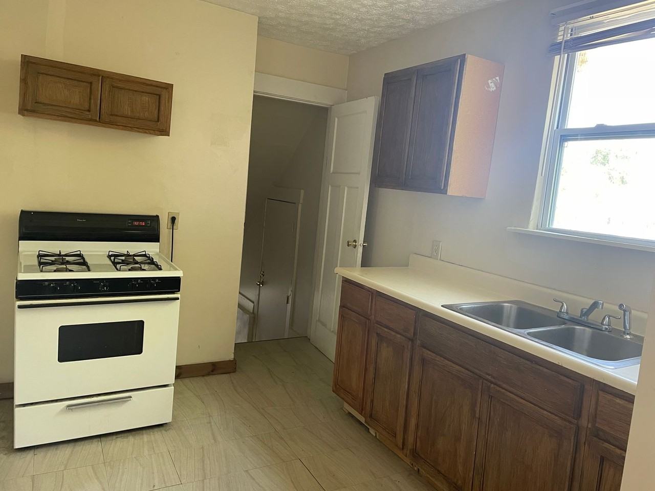 2332 Lakeview Avenue - Photo 5 of 11