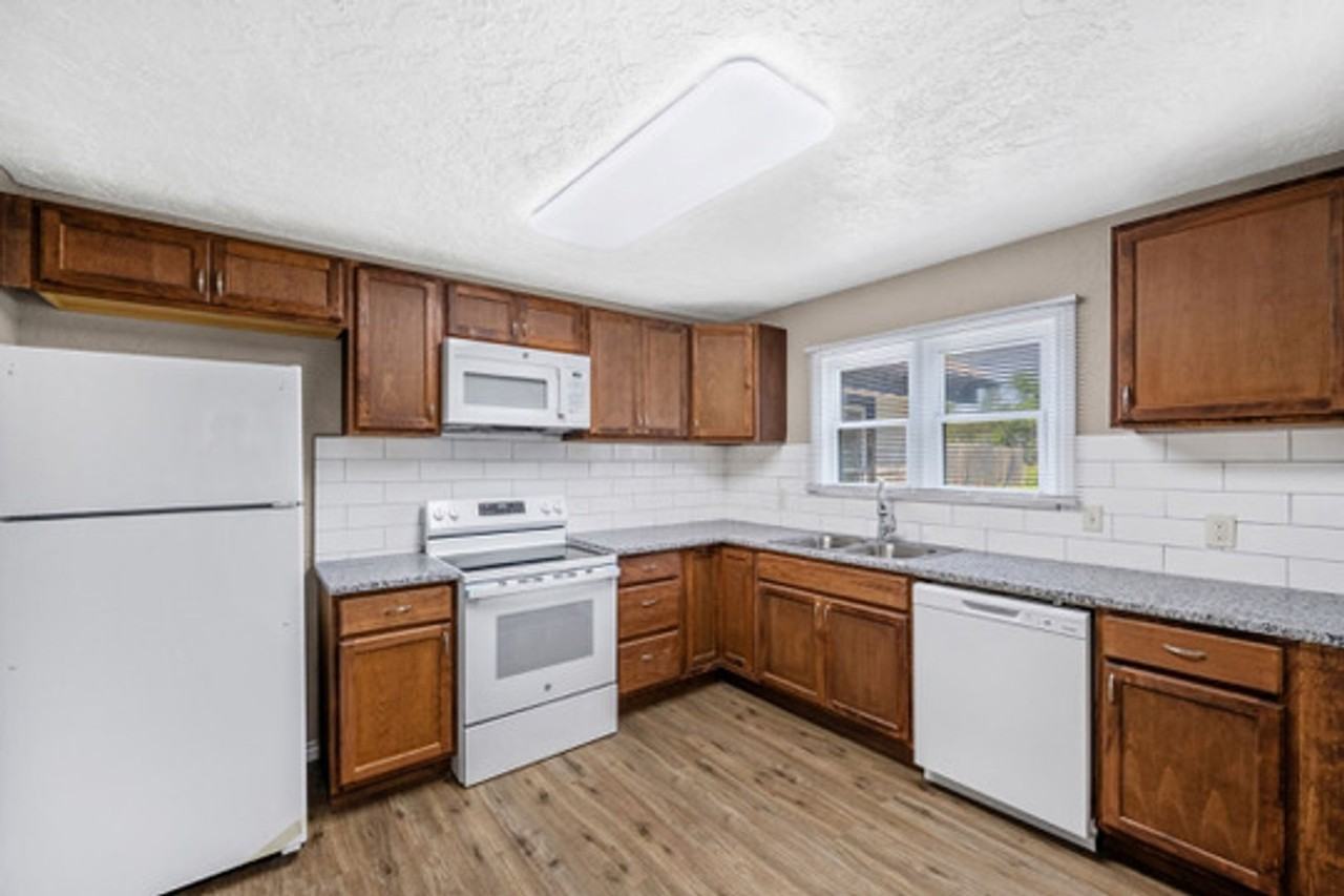 1209 Sw I Ave - Photo 3 of 14