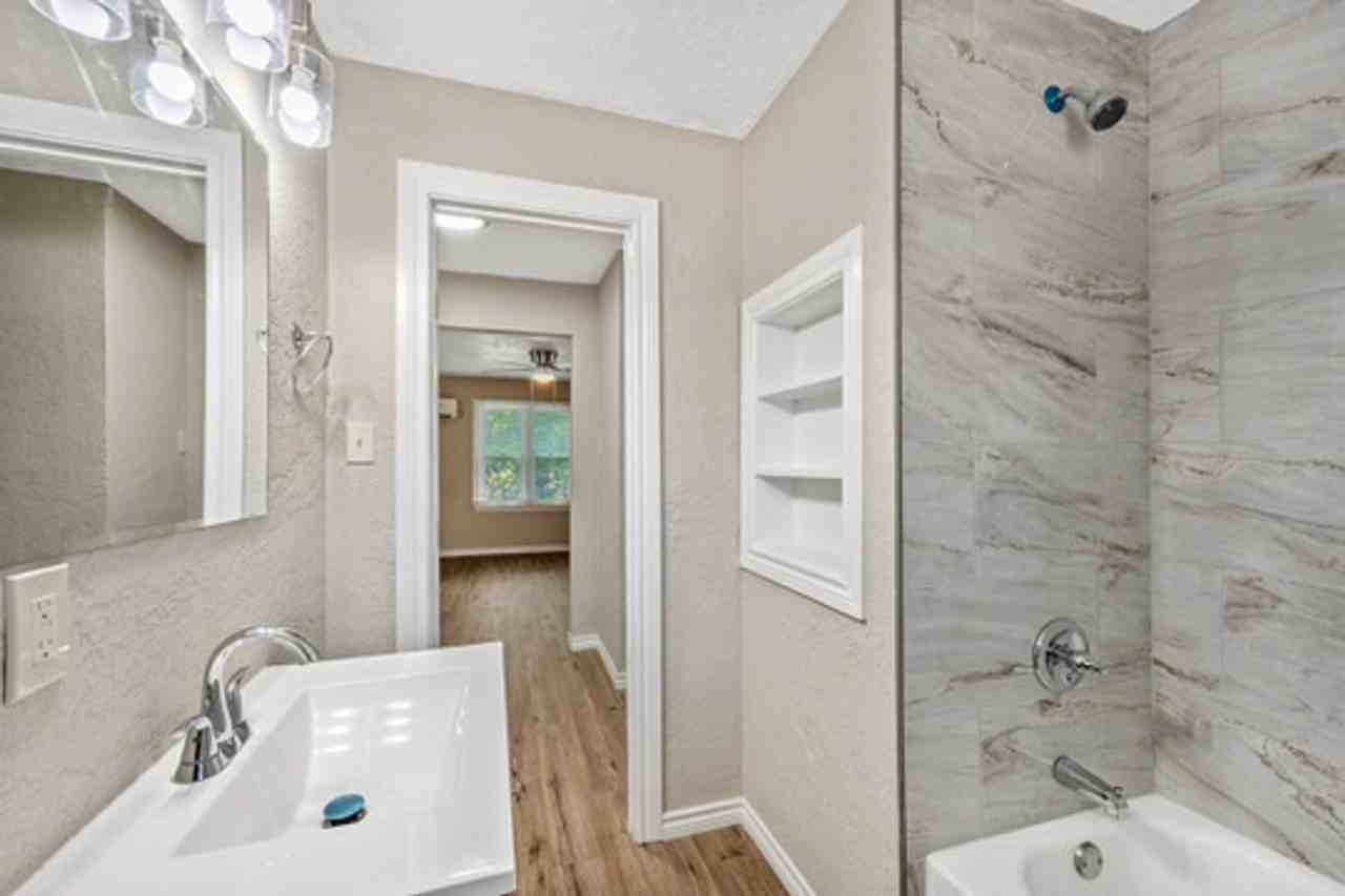 1209 Sw I Ave - Photo 6 of 14