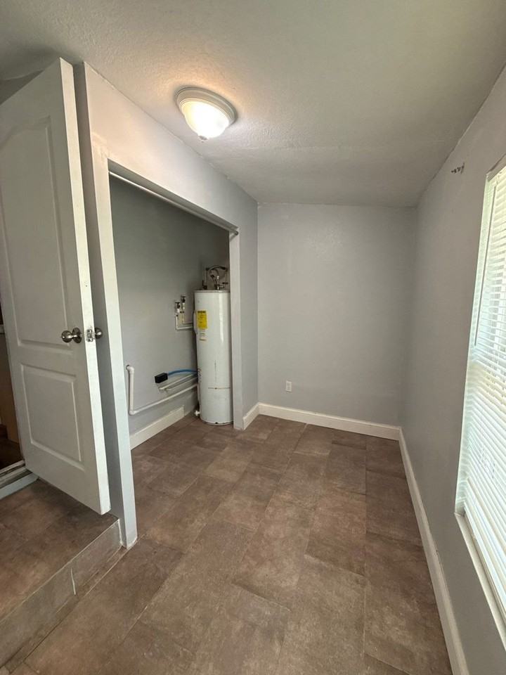 3264 La Trelle Ln - Photo 3 of 8