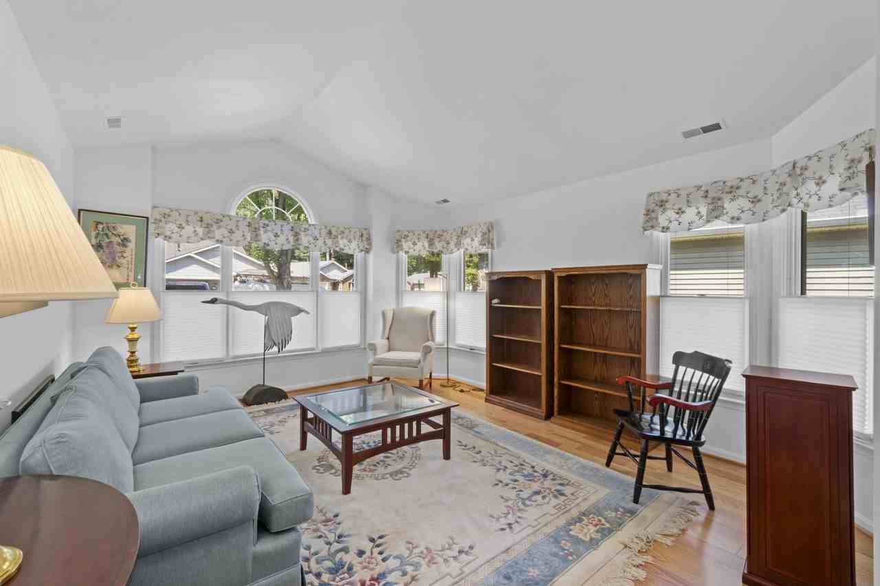 709 Sydney Ter - Photo 3 of 30
