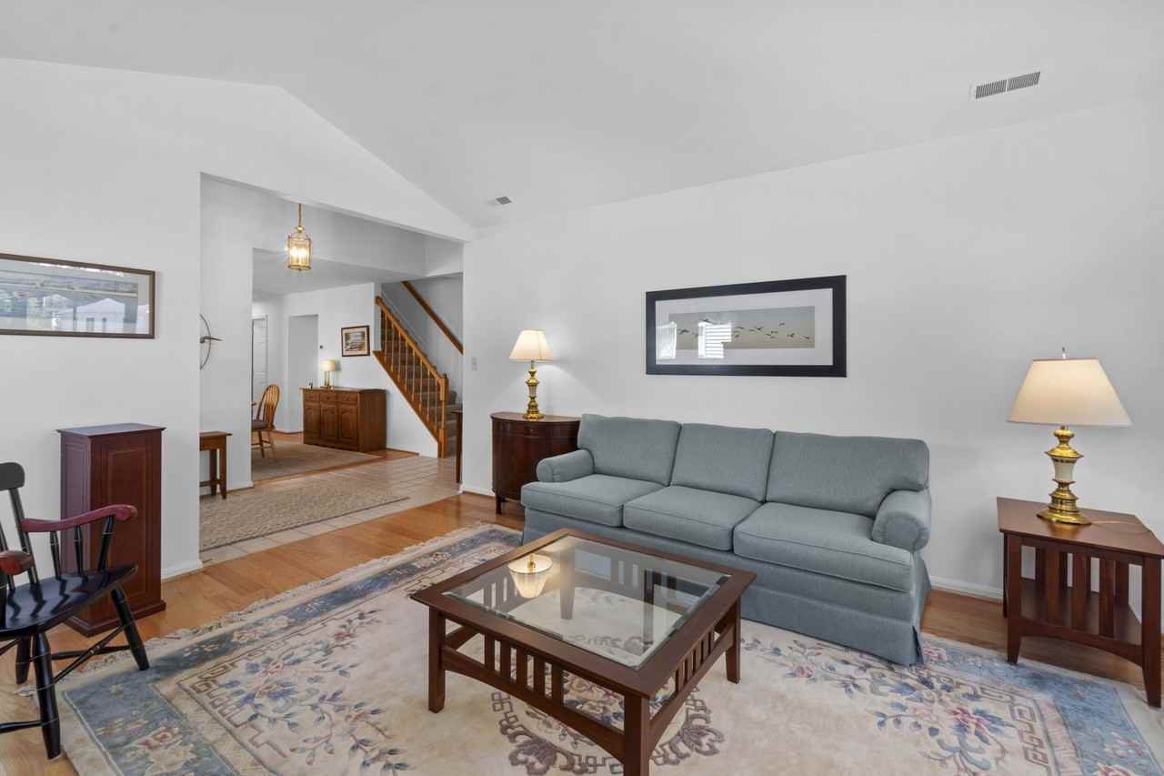 709 Sydney Ter - Photo 4 of 30