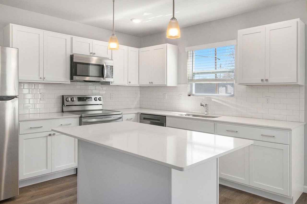 1302 Forest View Dr - Photo 3 of 25
