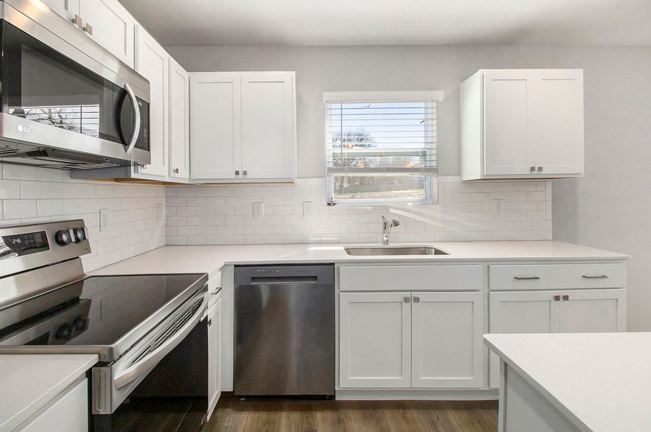 1302 Forest View Dr - Photo 4 of 25