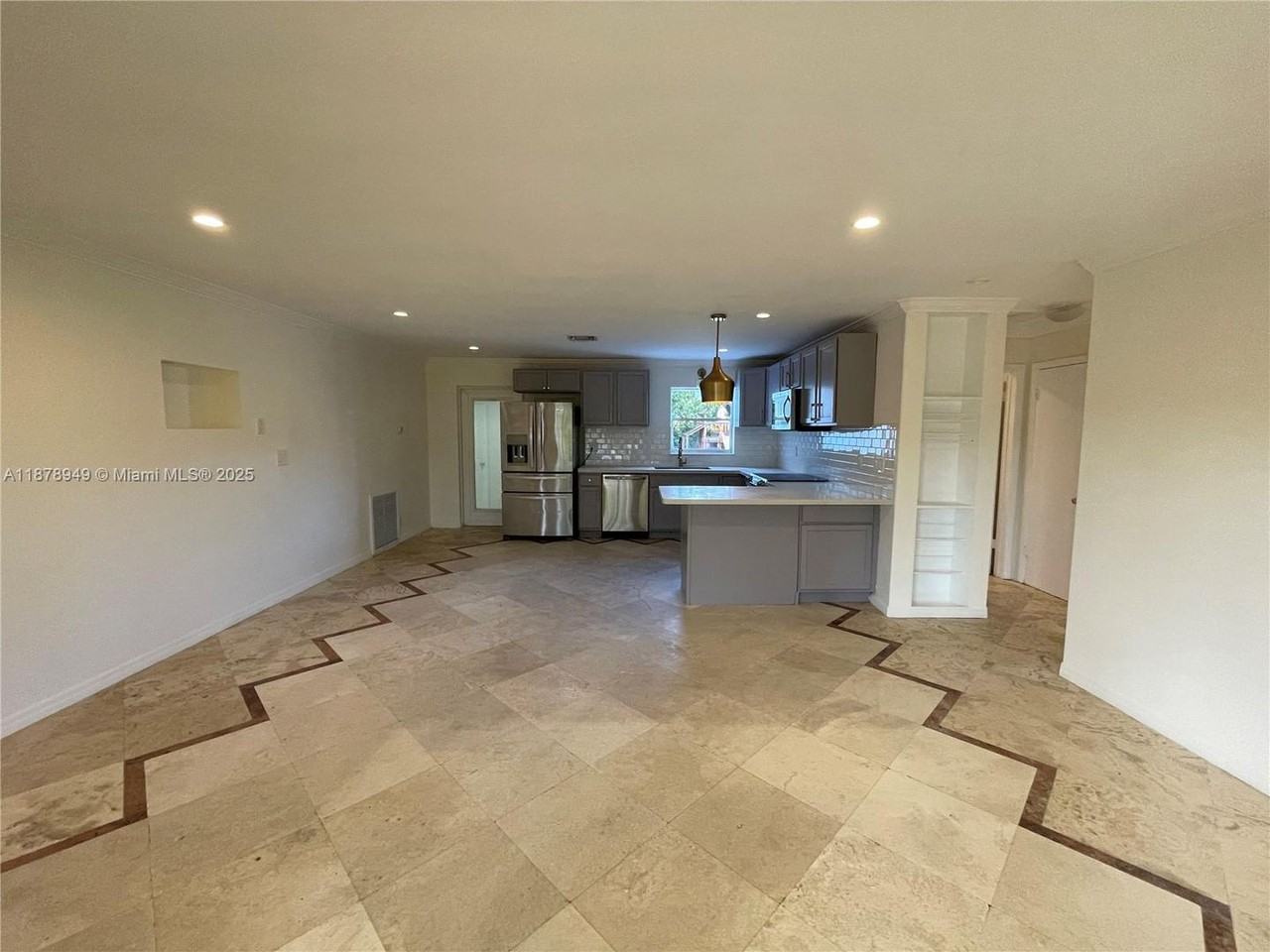 1107 Ne 8th St - Photo 2 of 11