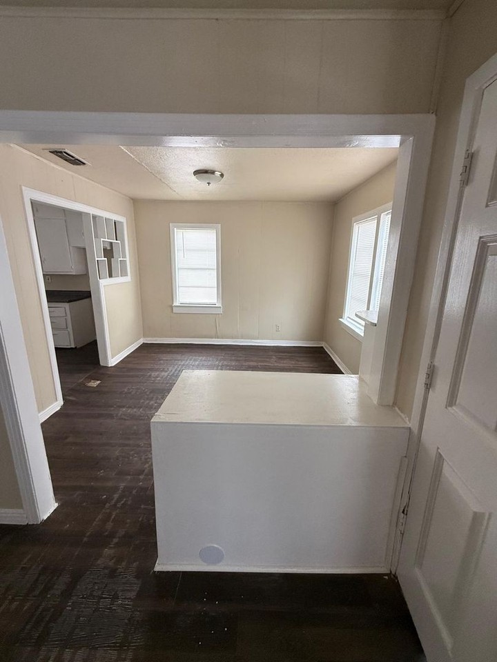 1501 E 17th St - Photo 3 of 12