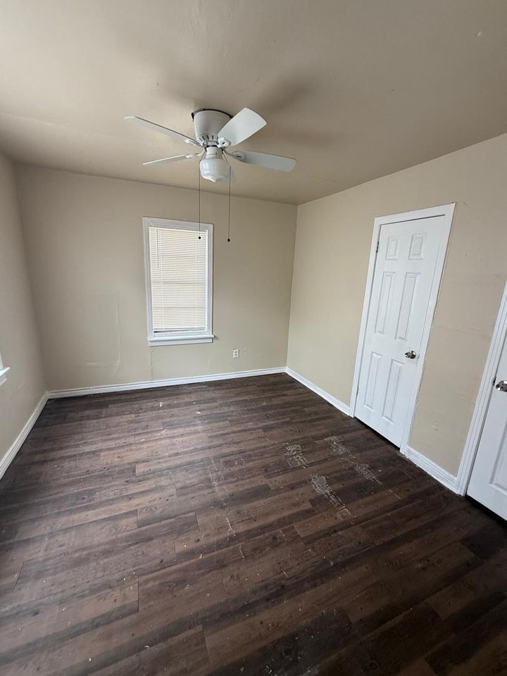 1501 E 17th St - Photo 4 of 12
