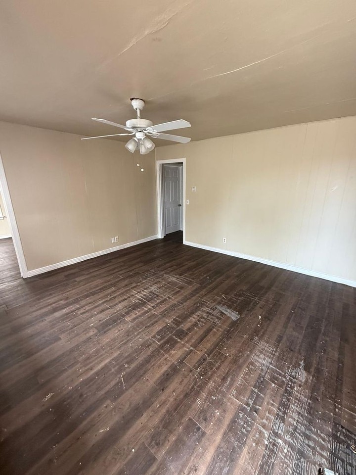 1501 E 17th St - Photo 5 of 12