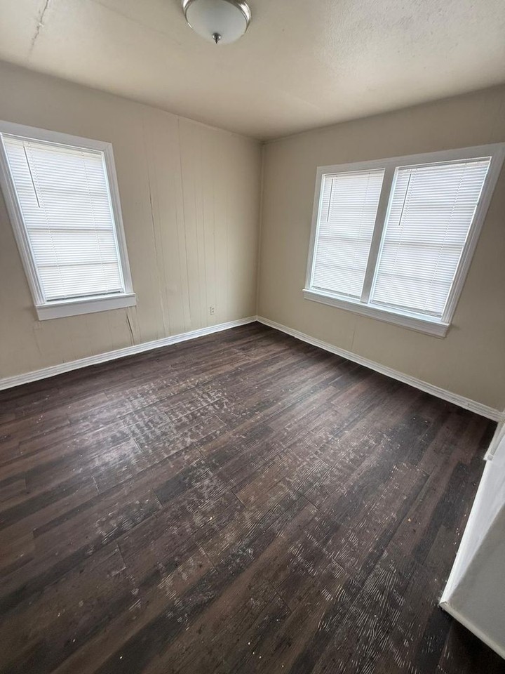 1501 E 17th St - Photo 6 of 12