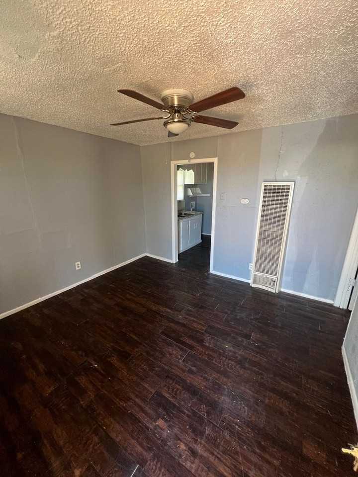 7441 18th St - Photo 4 of 8
