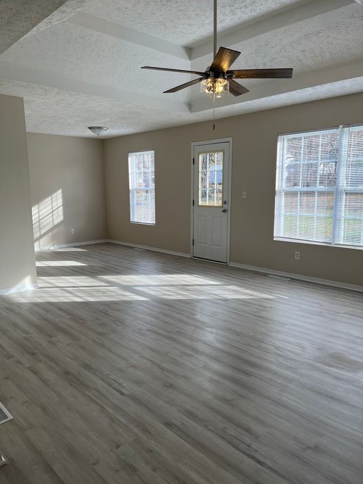 105 Hannah Dr - Photo 3 of 16