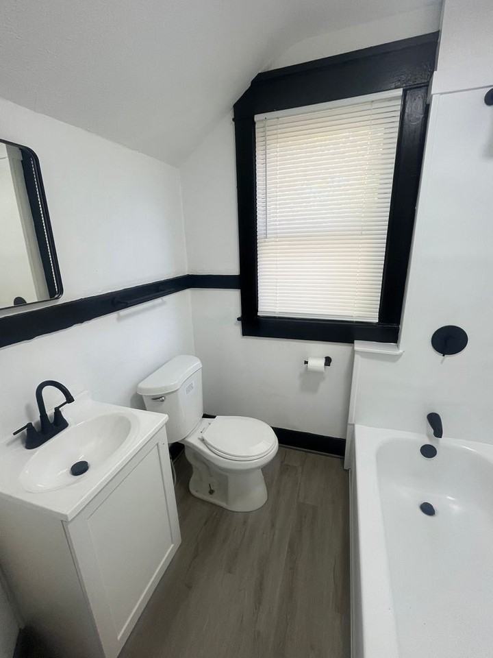 838 S 33rd St - Photo 4 of 17