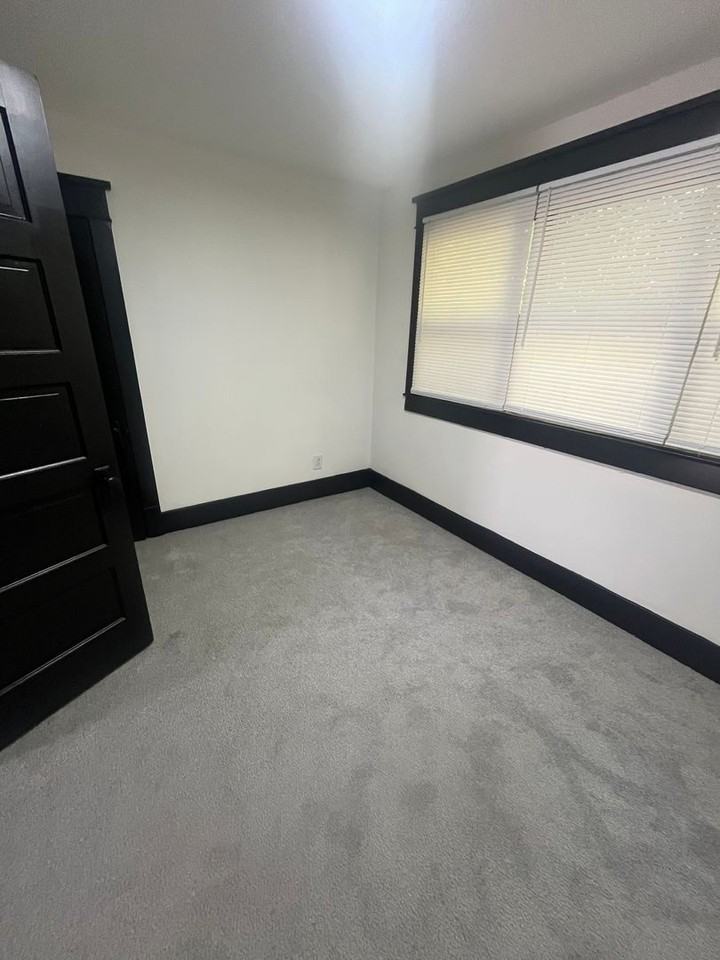 838 S 33rd St - Photo 5 of 17