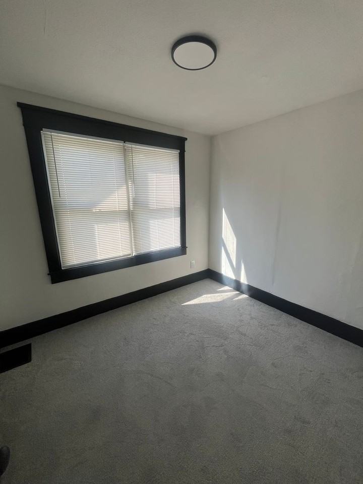 838 S 33rd St - Photo 6 of 17