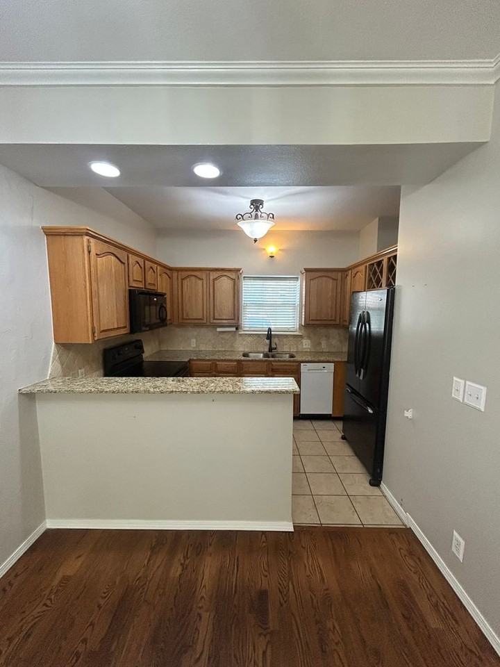 1418 E 17th Pl #B - Photo 3 of 20