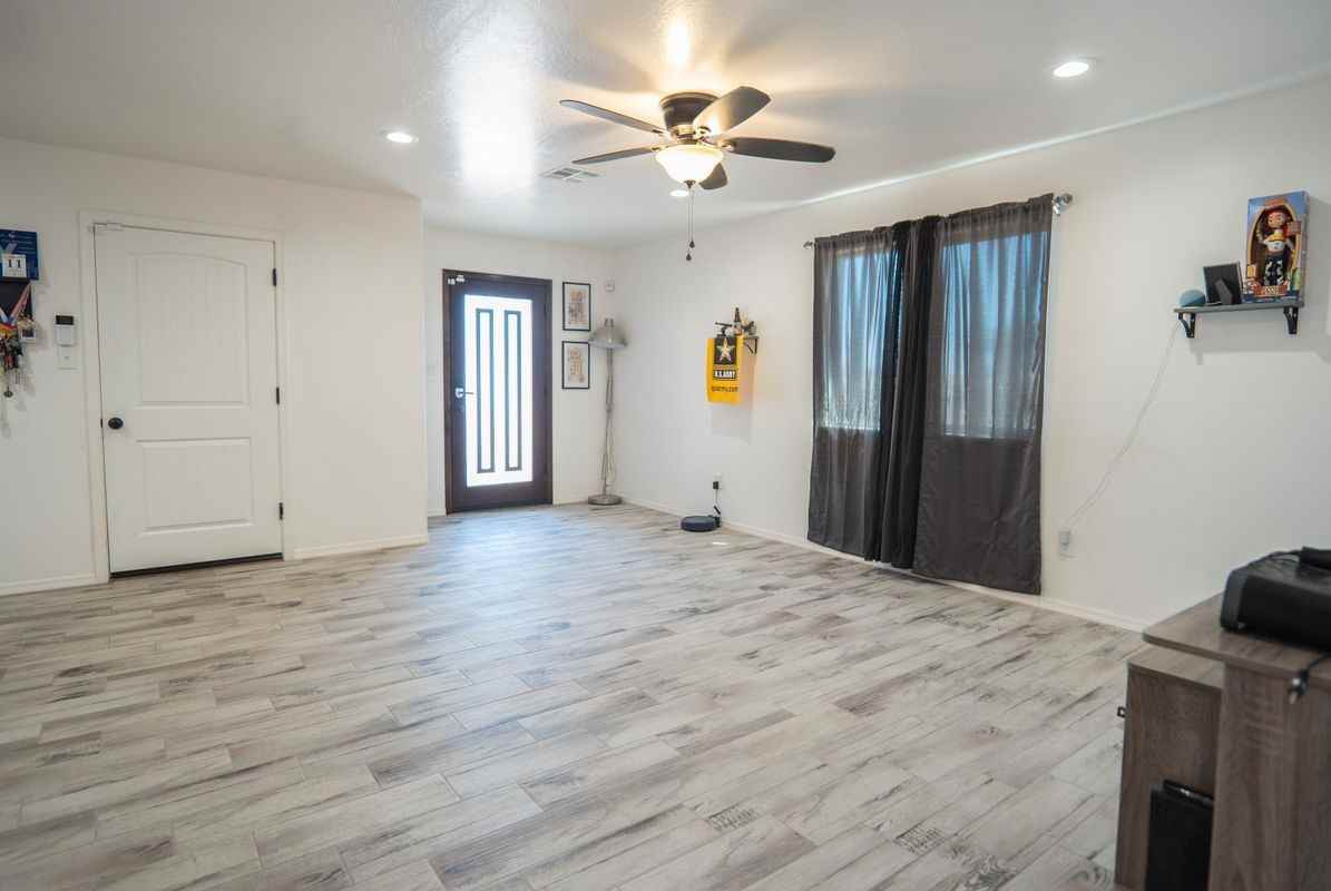 2231 E 14th St - Photo 5 of 19