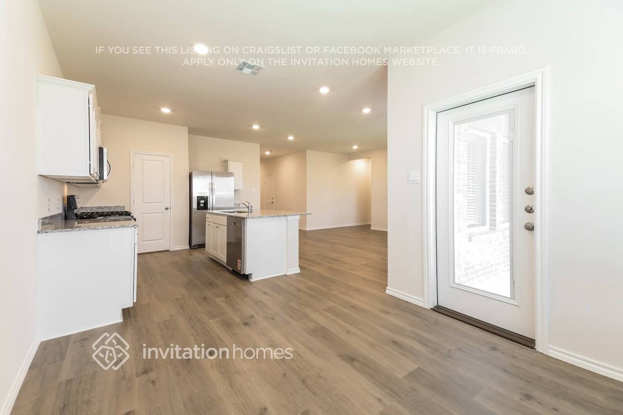 3928 River Rock Avenue - Photo 7 of 18