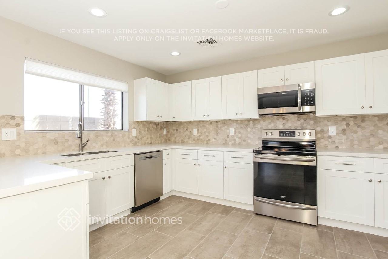 8182 West Purdue Avenue - Photo 7 of 16