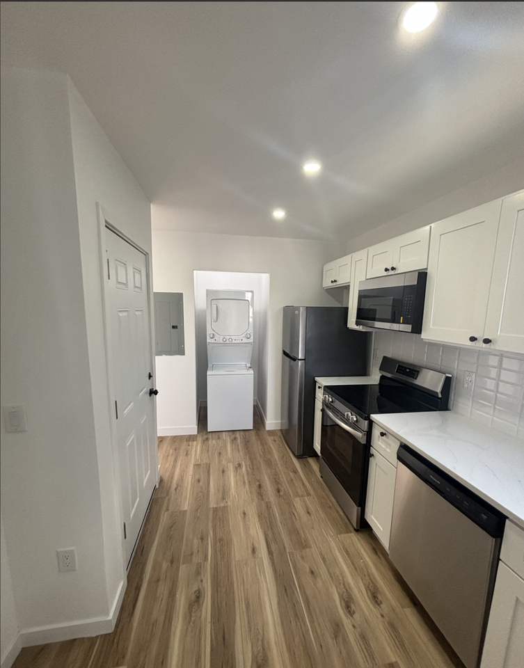 2219 W Oxford St #2 - Photo 3 of 17