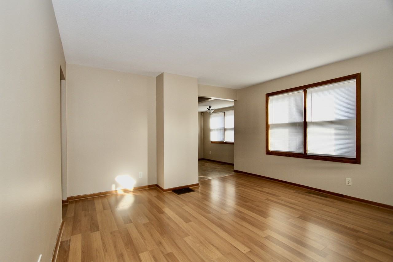 153 King St W #NA - Photo 2 of 25