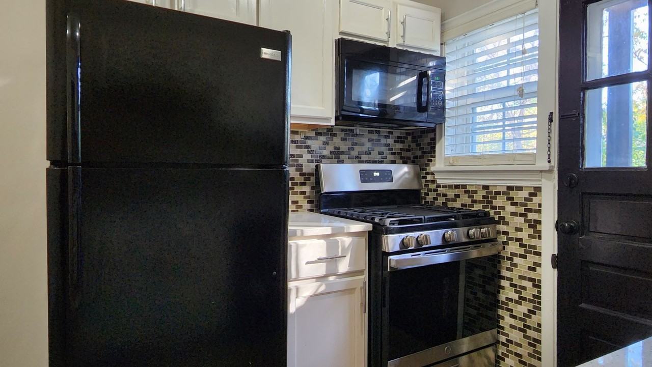 1026 Sanford Ave - Photo 4 of 14