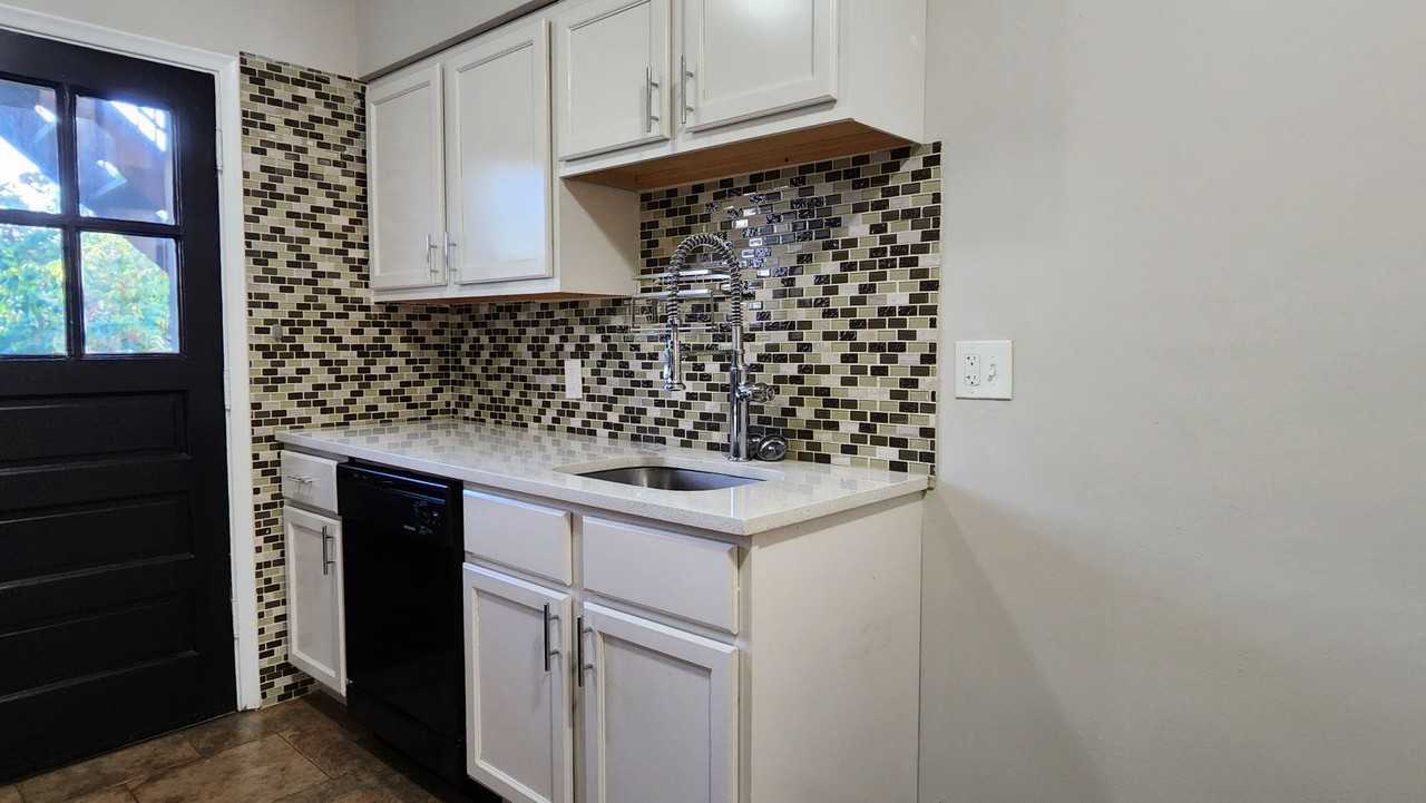 1026 Sanford Ave - Photo 5 of 14