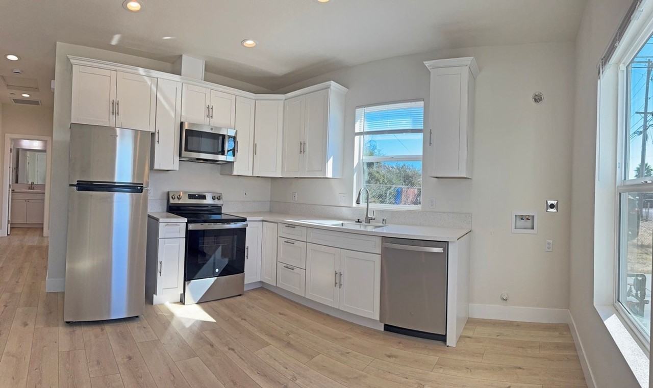 1579 Silica Ave - Photo 3 of 9