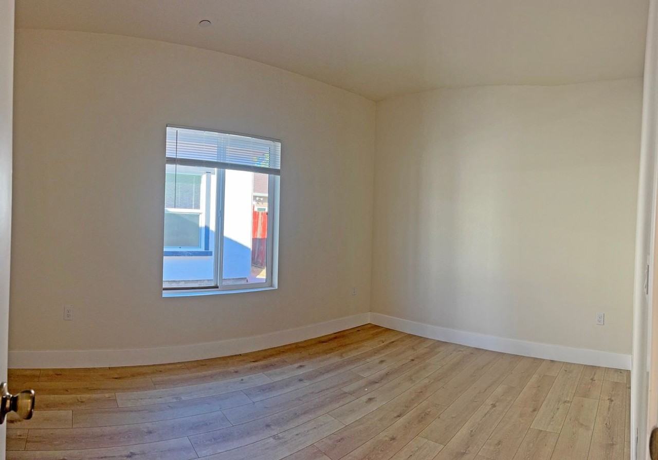 1579 Silica Ave - Photo 4 of 9
