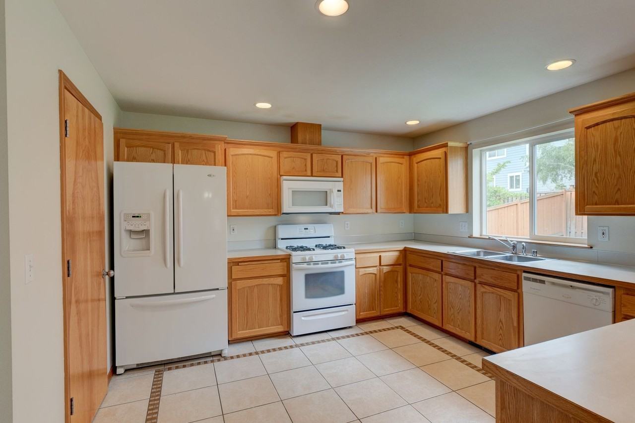 1730 Nw Almond Loop - Photo 2 of 24