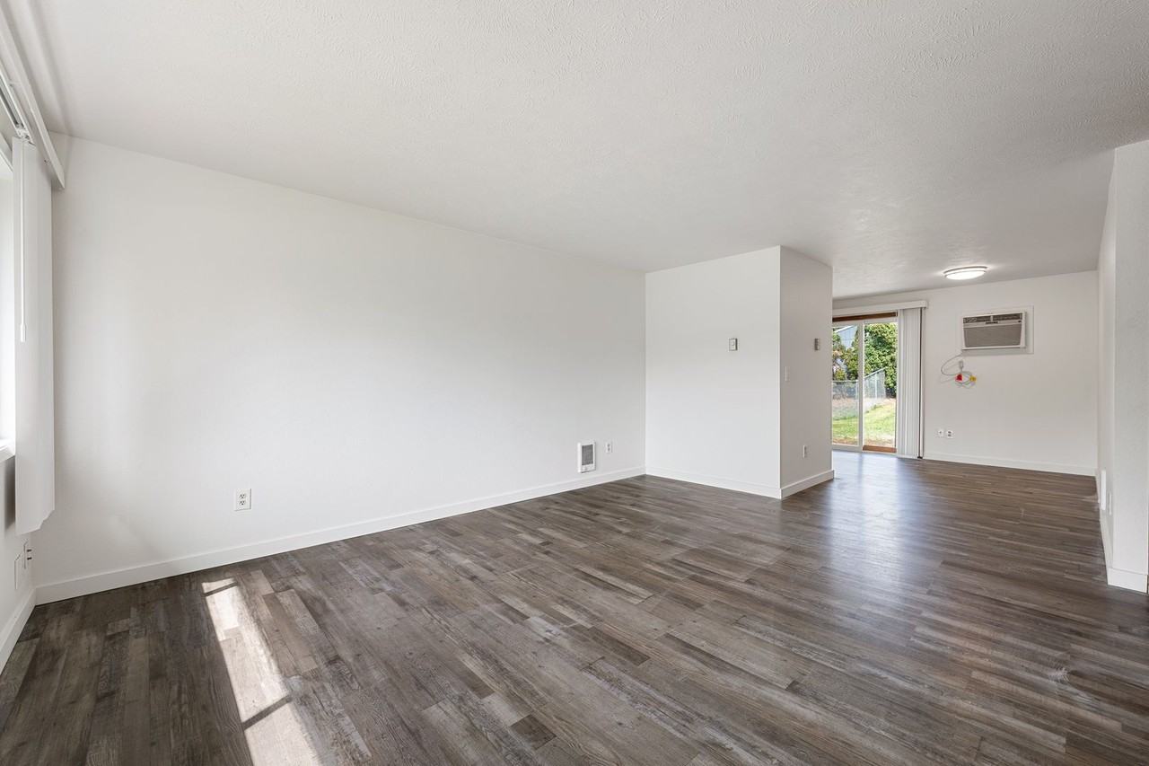 219 E Hawthorne Rd - Photo 2 of 28