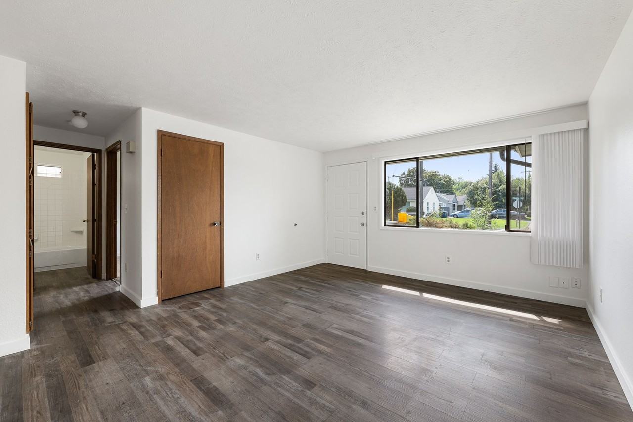 219 E Hawthorne Rd - Photo 3 of 28