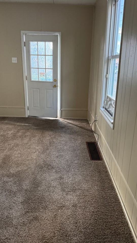 211 E Home St - Photo 4 of 10