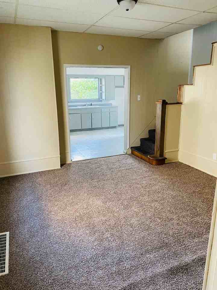 211 E Home St - Photo 5 of 10