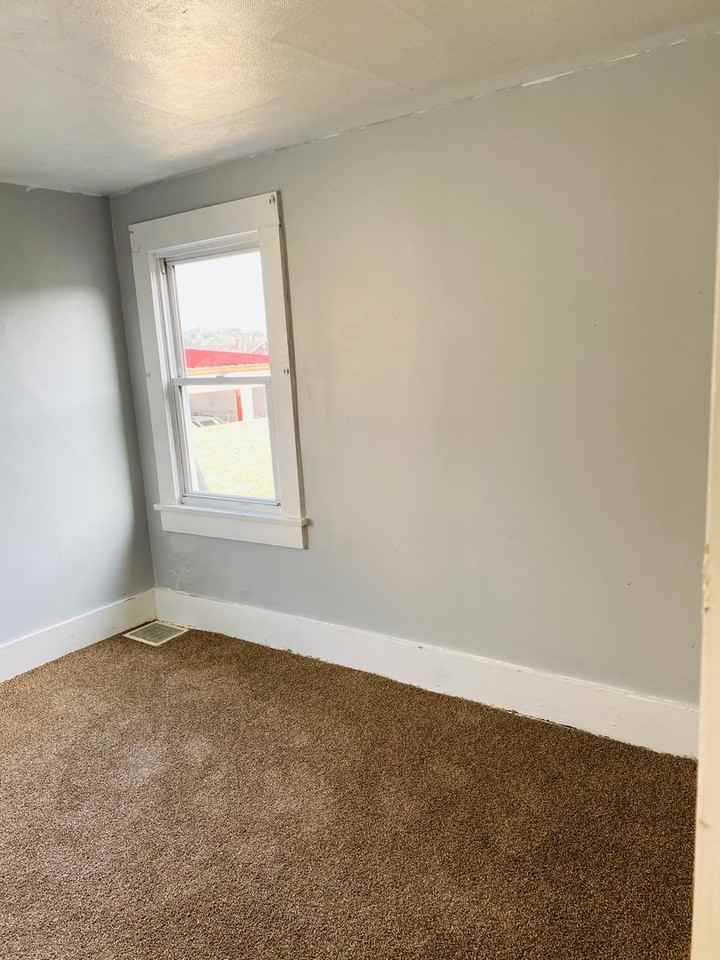 211 E Home St - Photo 6 of 10