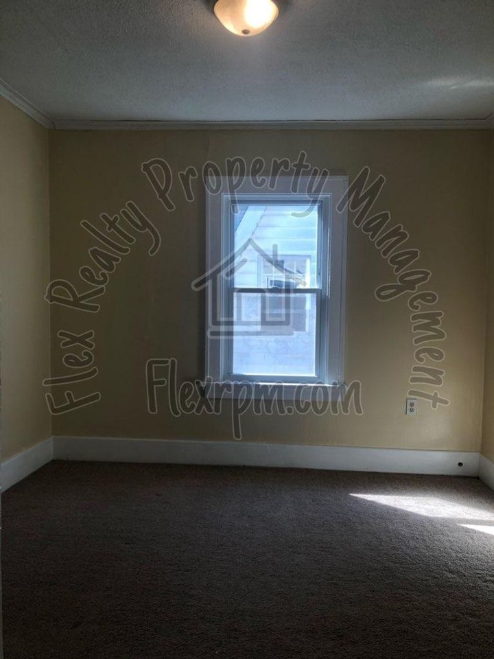 2054 Wyndhurst Rd - Photo 2 of 8