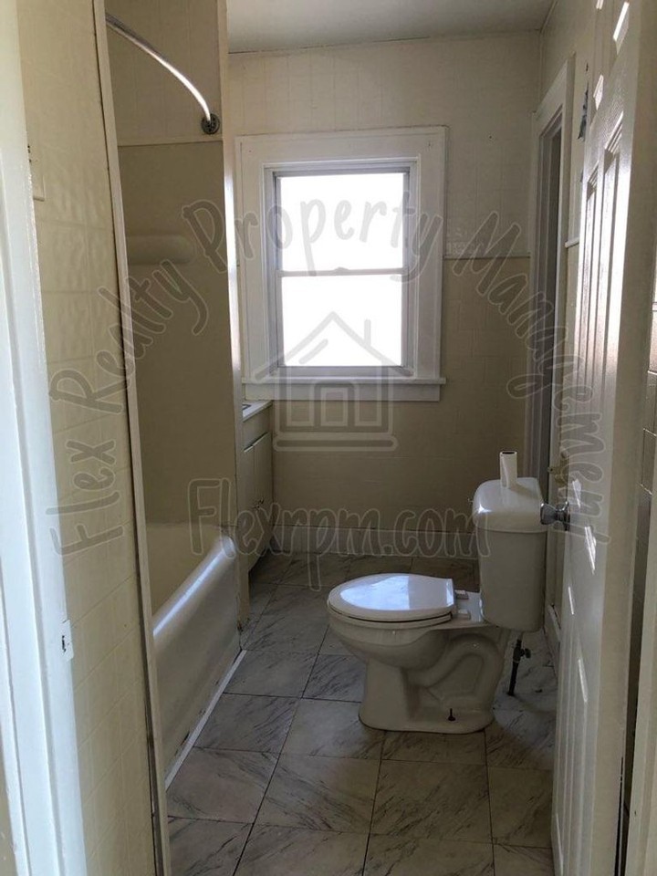 2054 Wyndhurst Rd - Photo 3 of 8