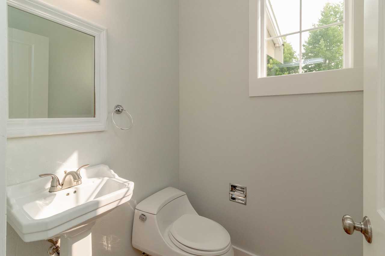 2073 Palisade Blvd - Photo 4 of 29