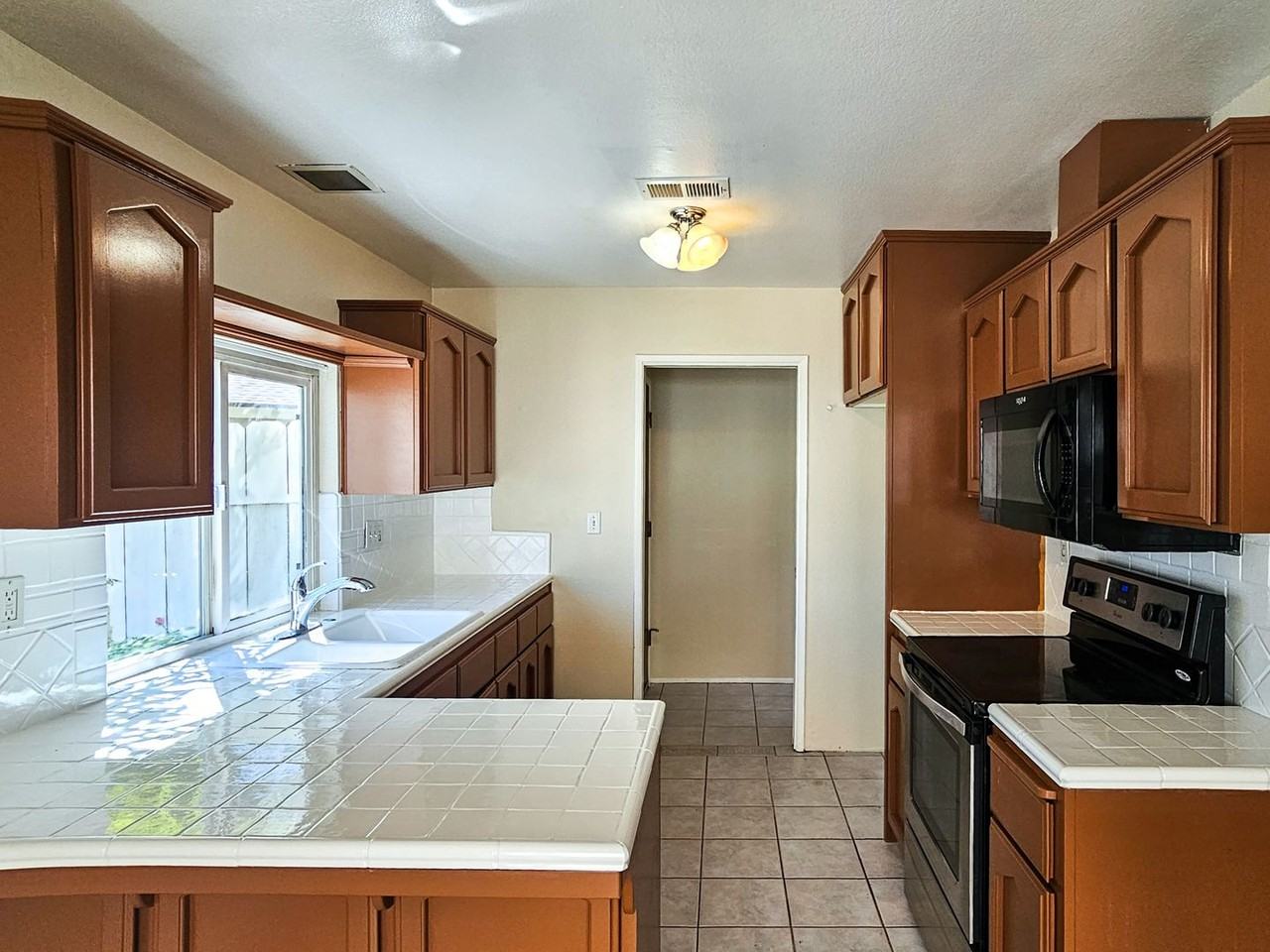 7093 Deerhurst Court - Photo 7 of 23